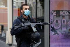 Policista na místě útoku v Nice ve Francii.