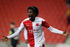 Peter Olayinka slaví gól v zápase Evropské ligy Slavia Praha - Bayer Leverkusen