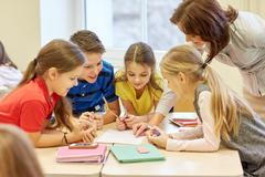 škola, třída, žáci, práce ve skupinách, spolupráce, děti, skupina, učitelka, skupinová výuka