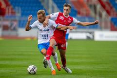 Nemanja Kuzmanovič z Ostravy a Tomáš Solil z Pardubic v zápase 4. kola Fortuna:Ligy.