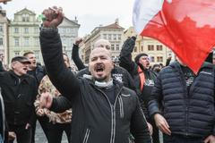 Demonstrace fanoušků, hooligans, proti vládním nařízením - koronavirus - Staroměstské náměstí