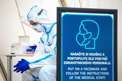 Vláda opět zpřísňuje. Zavře hospody? Proč rezignuje šéf testování Hajdúch?