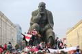 Běloruští demonstranti v Minsku před sochou básníka Jakuba Kolase.