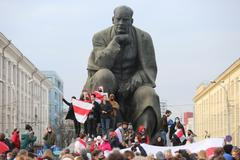 Běloruští demonstranti v Minsku před sochou básníka Jakuba Kolase.