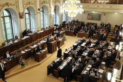 Poslanci řeší zdravotnickou pomoc EU a NATO. Sledujte jednání sněmovny