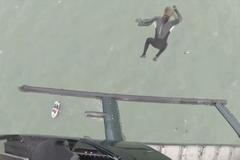 Britský výsadkář skočil z vrtulníku do moře z výšky 40 metrů. Na chvíli měl ztratit vědomí