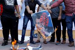 Palestinští podporovatelé Hamásu pálí fotografii Emmanuela Macrona.