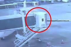 Letadlo vrazilo do nástupního tunelu. Mohlo to dopadnout daleko hůř, napsal pasažér