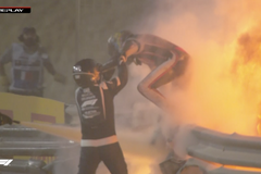 Závod F1 v Bahrajnu přerušila hrozivá Grosjeanova nehoda