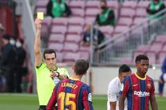 fotbal, španělská liga 2020/2021, FC Barcelona - Real Madrid, rozhodčí Juan Martinez Munuera, Clement Lenglet, žlutá karta