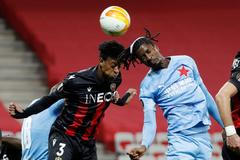 fotbal, Evropská liga 2020/2021, OGC Nice - Slavia Praha, Peter Olayinka dává gól