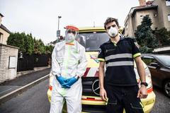 Medici v odběrové sanitce