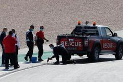 Oprava utrženého víka kanálu před kvalifikací na VC Portugalska formule 1