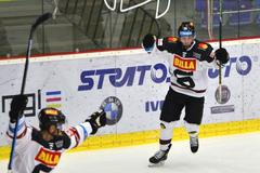 21. kolo hokejové extraligy 2020/21, Hradec Králové - Sparta: Radost hostujícího střelce vítězného gólu Matúše Sukeľa