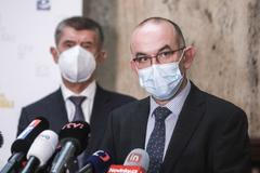 Živě: Budou moci hejtmani povolat další zdravotníky? Sledujte brífink vlády