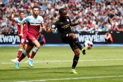 Raheem Sterling střílí jeden ze svých tří gólů, kterými pomohl Manchesteru City k vysoké výhře 5:0 na půdě West Hamu