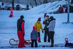 Lidé vyráží na sjezdovky i přes to, že jsou uzavřené.