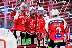 Hokejisté Pardubic se radují z výhry nad Spartou
