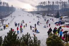 lyžování sáňkování sjezdovka hory lyže zima zimní sporty