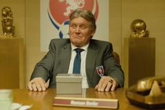 "Bez rozhodčích by byl fotbal moc férovej." První scéna filmu Vyšehrad je venku