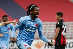 Peter Olayinka slaví gól v zápase Evropské ligy Nice - Slavia