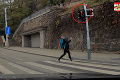 Žena přebíhající v Brně po přechodu na červenou ukázala autu prostředníček