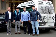 Prezident Autoklubu ČR Jan Šťovíček, Martin Michek, manažer Ervín Krajčovič a Milan Engel.