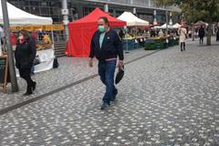 Lidé v Česku nasadili roušky i venku. Většinou je mají i v situacích, kdy nemusí