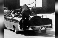 Atentát na Kennedyho spáchali krátce po poledni. Až v nemocnici ho prohlásili za mrtvého