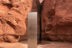 V poušti objevili záhadný monolit. Připomíná mimozemský kvádr ze slavného filmu