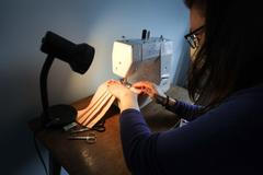 Šití a sběr roušek - Český červený kříž, Národní divadlo, Divadlo v Dlouhé, dobrovolníci, krejčové, koronavirus, covid-19