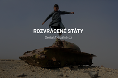Chlapec v Afghánistánu skáče z pozůstatku sovětského tanku