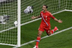 Roman Širokov se raduje z druhého ruského gólu v utkání Ruska s Českou republikou na Euru 2012.