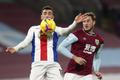 Chris Wood z Burnley a James McArthur z Crystal Palace v zápase Premier League