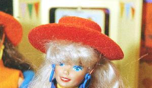 Foto: Vytoužená barbie i walkman. Jak vypadaly ikonické vánoční dárky z devadesátek