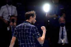 Daniil Medveděv slaví výhru ve finále Turnaje mistrů 2020 nad Dominicem Thiemem
