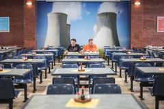 Jaderná elektrárna Dukovany, chladící věž, reaktor, strojovna, regulační tyče, radioaktivita, dozimetr