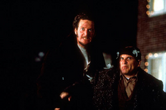 Lupiči ze Sám doma by umřeli už na schodech. Jaká zranění by ve skutečnosti utrpěli?