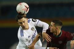 Daniel Podence z Wolverhamptonu a Robin Koch z Leedsu v zápase Premier League