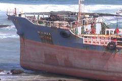 Nákladní loď uvázla na pláži. Na vyproštění obra nasadili v zoufalství i bagr