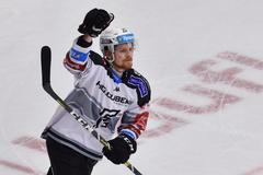 28. kolo hokejové extraligy 2020/21, Třinec - Karlovy Vary: Hostující David Kaše slaví vítězný gól v nájezdech