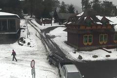 Na Pustevnách se sníh stále drží