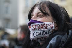 Demonstrace fanoušků, hooligans, proti vládním nařízením - koronavirus - Staroměstské náměstí