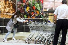 Místy čekání na košík. Očekávané katastrofálně dlouhé fronty ale neproběhly