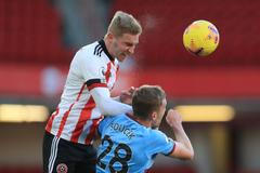 Tomáš Souček z West Hamu a Oli McBurnie z Sheffieldu United v zápase Premier League