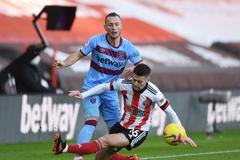 Vladimir Coufal z West Hamu a Oliver Norwood z Sheffieldu United v zápase Premier League