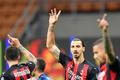 Zlatan Ibrahimovic z AC Milán /uprostřed) slaví vítězství v derby nad Interem