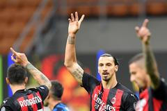 Zlatan Ibrahimovic z AC Milán /uprostřed) slaví vítězství v derby nad Interem
