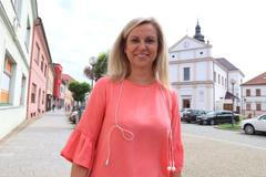 Kristýna Zelienková na náměstí v Uherském Ostrohu před budovou, do které nastěhovala svou šicí dílnu