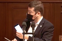 „Volá Kalousek, to bude asi Kalouska.“ Poslanci se vysmáli Okamurovi